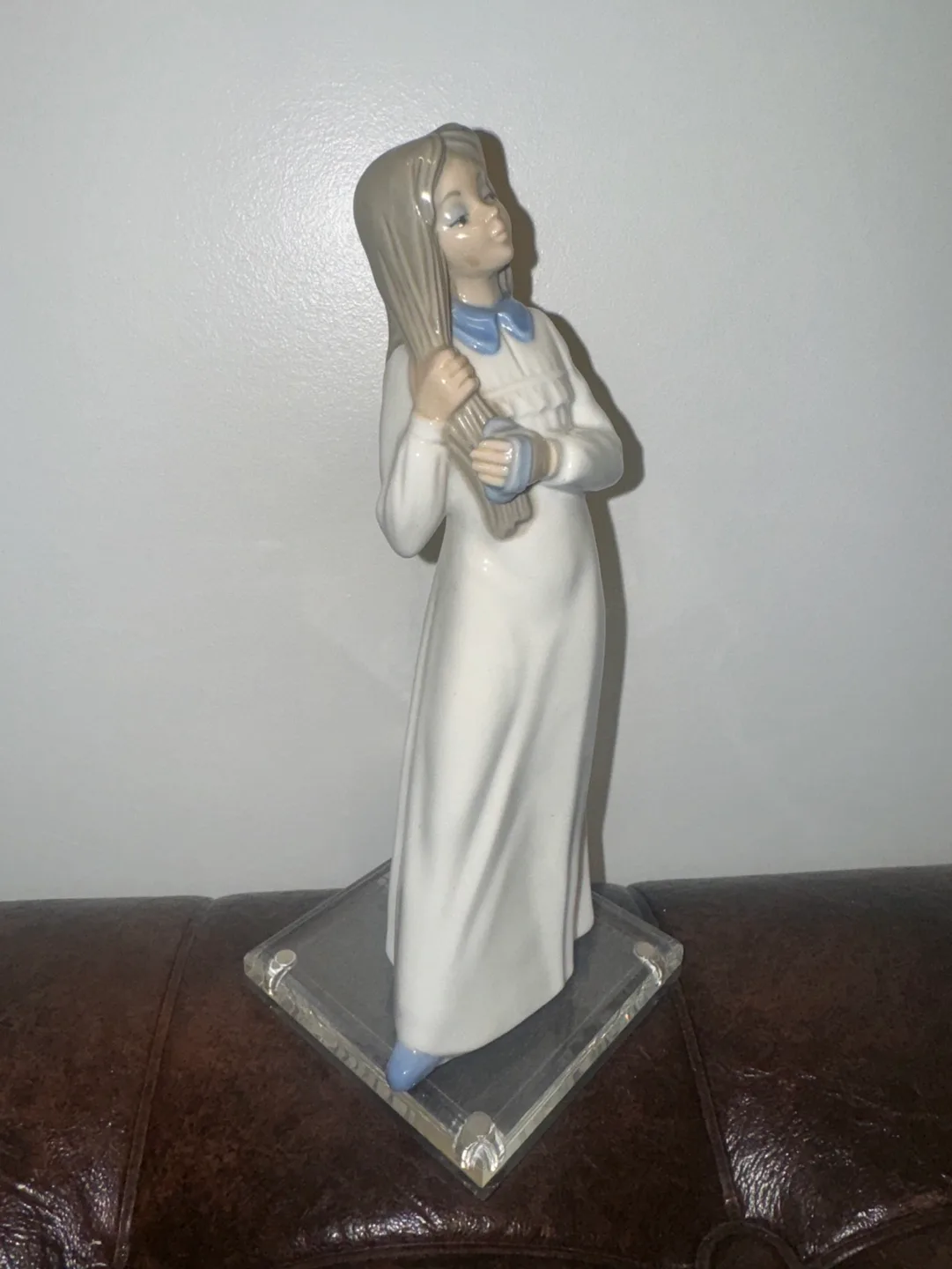 Porcelain Figurines image indicator(4)