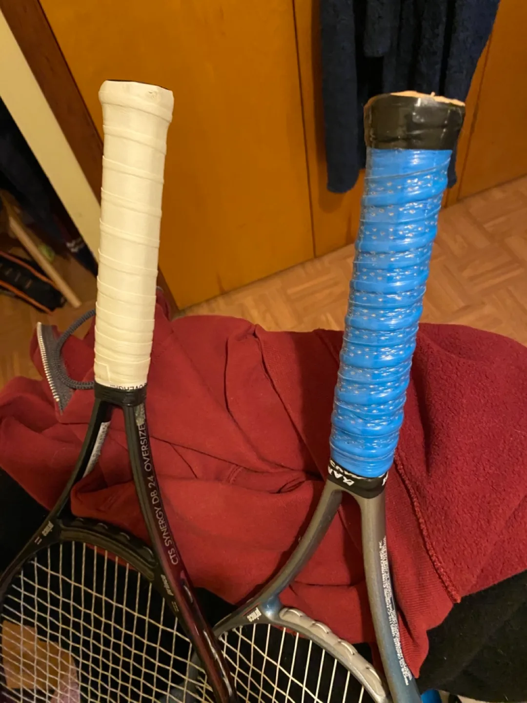 2 tennis raquets image indicator(2)