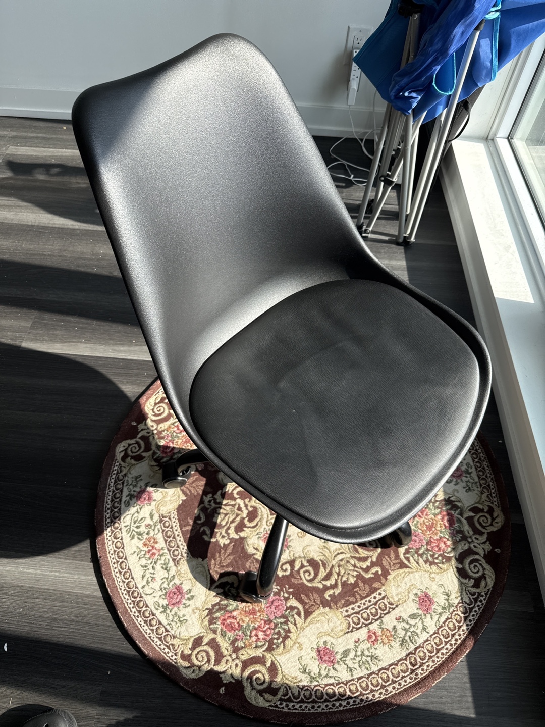 Black rolling office chair