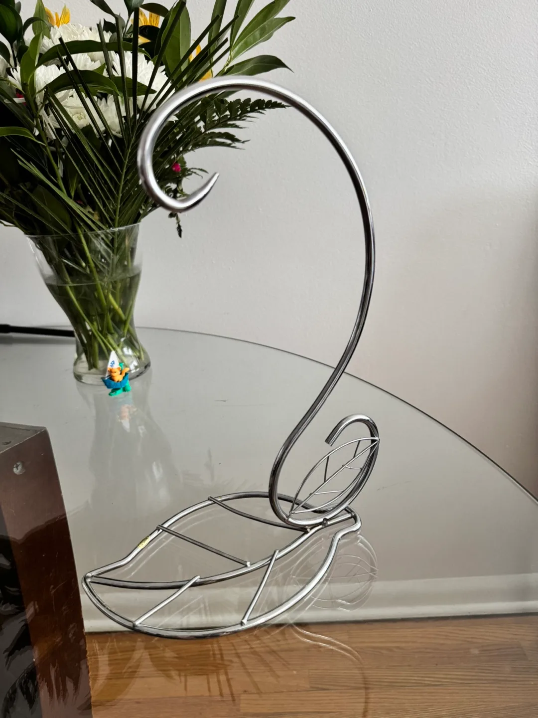 Elegant Metal Leaf-Shaped Hanging Organizer thumbnail