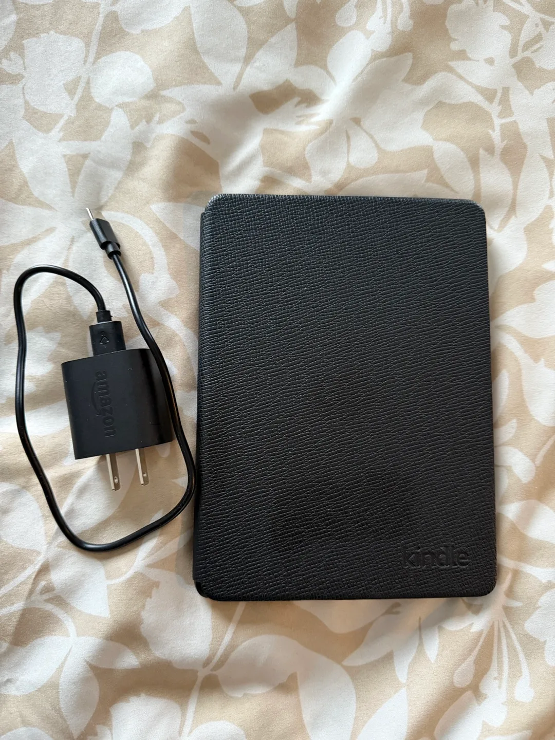 Kindle e-reader with case and charger (Paperwhite) image indicator(2)
