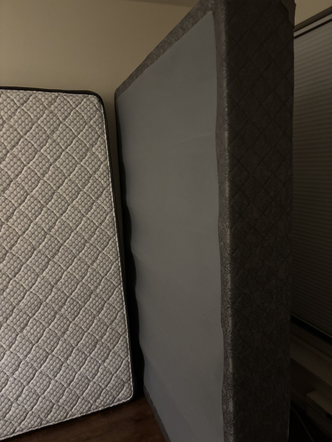 Double mattress, box spring and metal frame