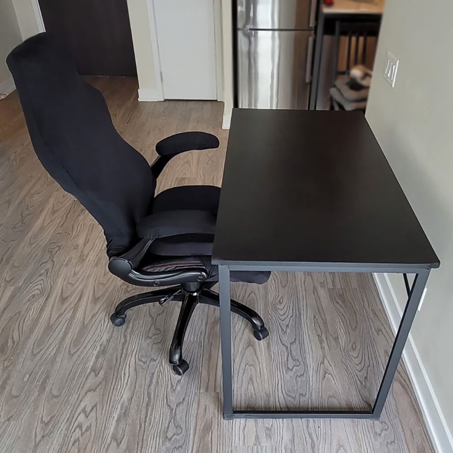 Office Desk with minor wear, only pick up. - photo 2