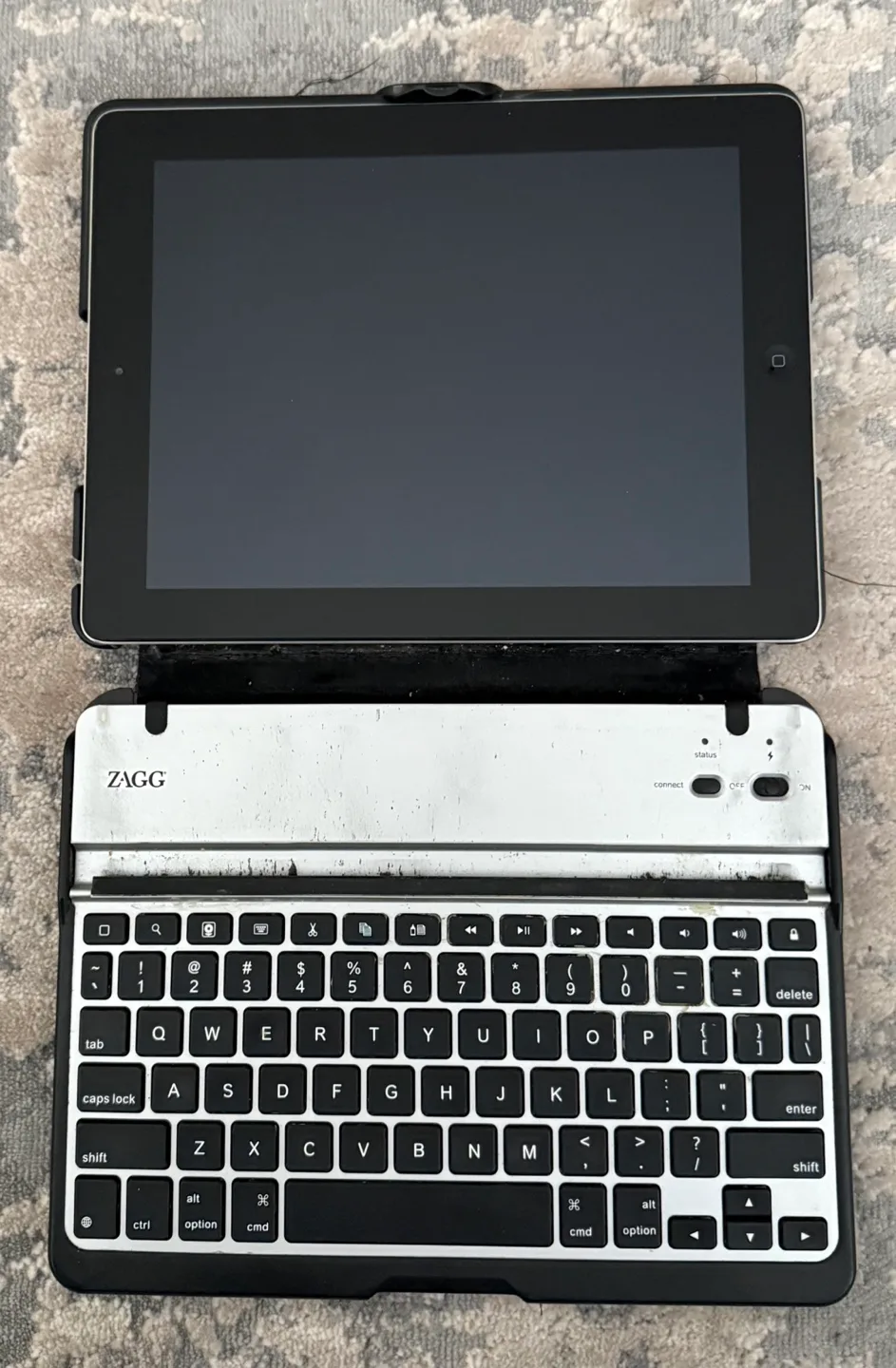 iPad 4th Generation with ZAGG keyboard image indicator(2)