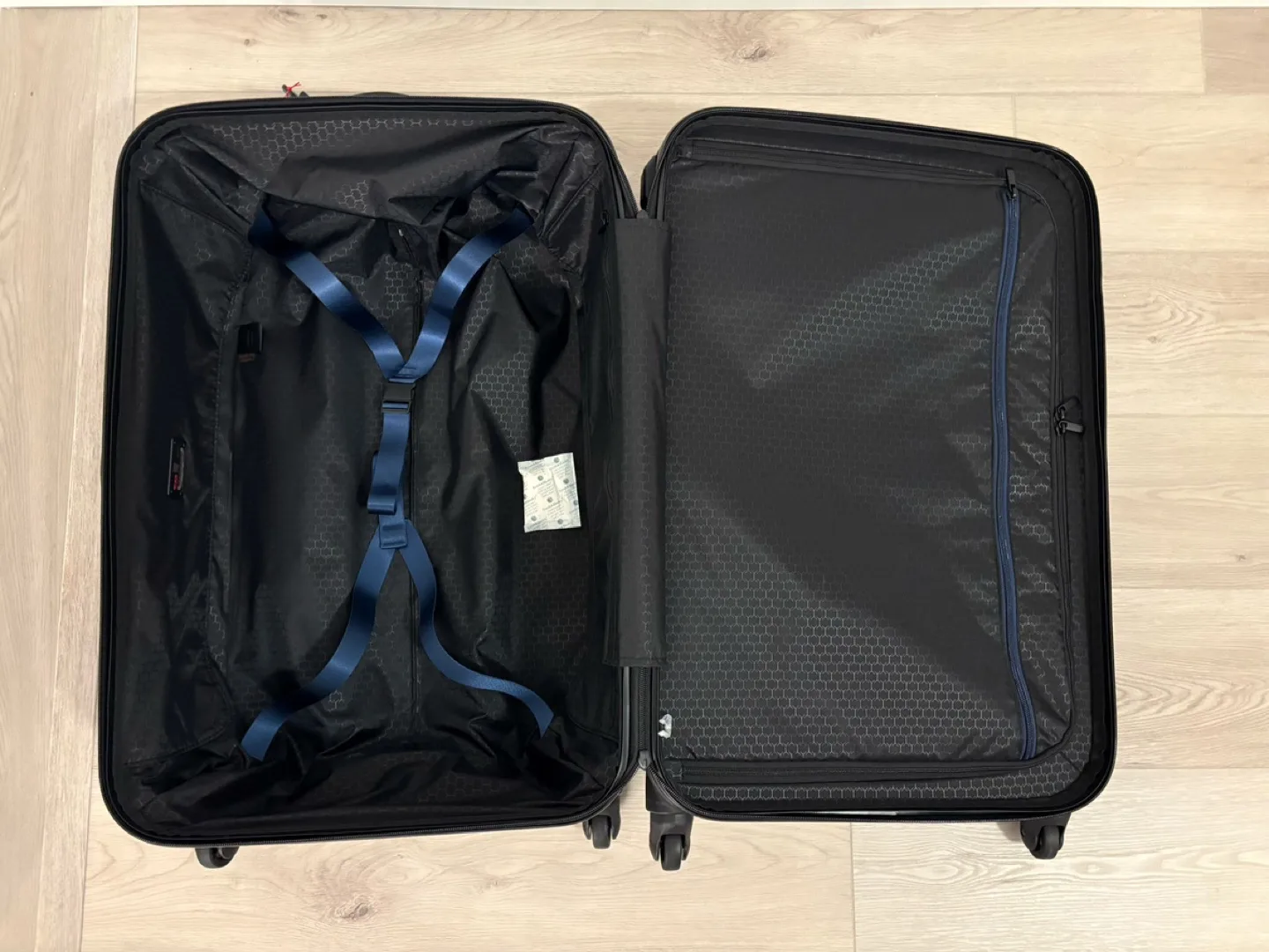 TUMI Medium Luggage image indicator(2)