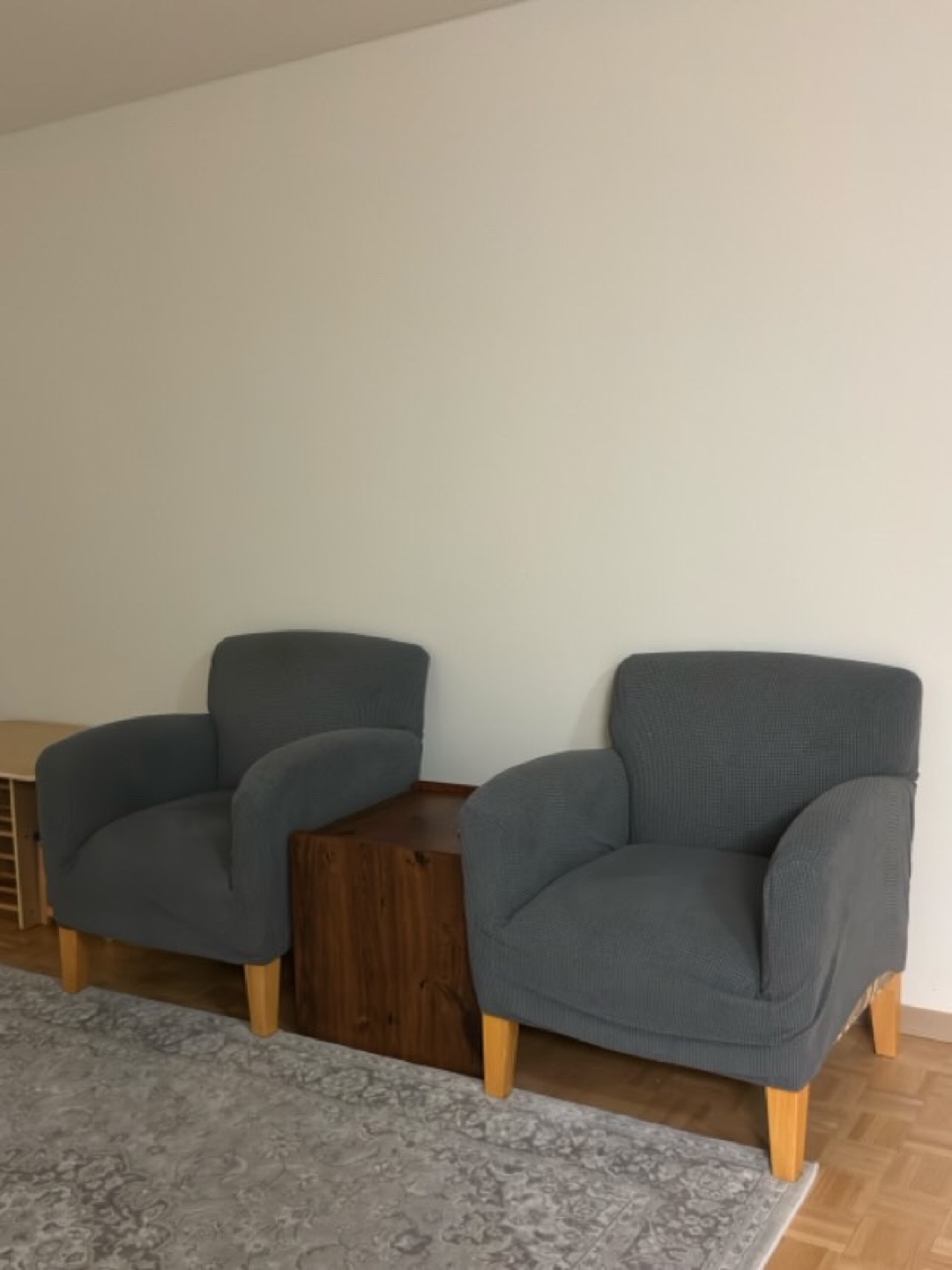 Pair of Gray Armchairs with Wooden Side Table - photo 2