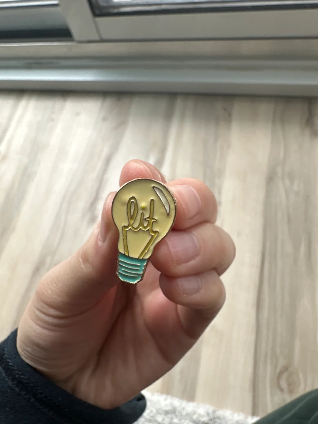 💡’Lit’ lightbulb pin 💡 image indicator(3)