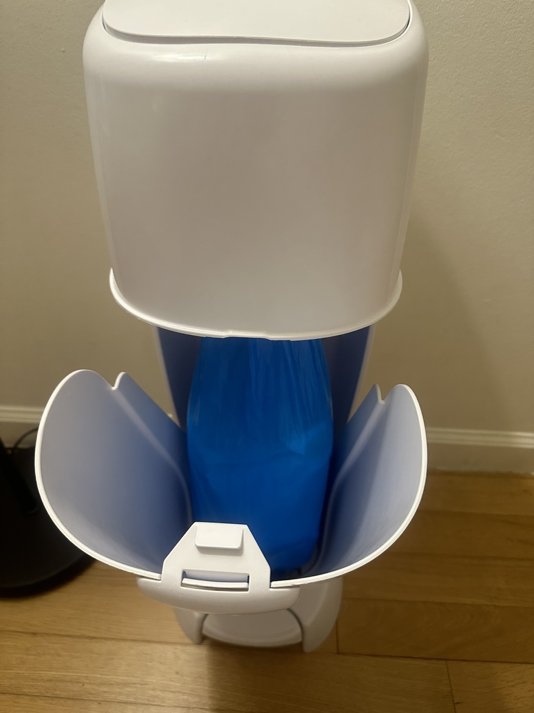 Hands-free diaper pail Genie with 4 refills and 4 carbon filters - photo 5