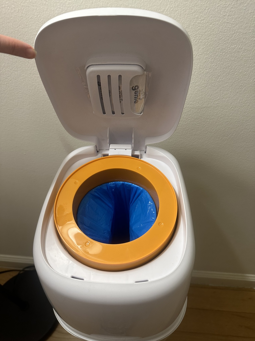Hands-free diaper pail Genie with 4 refills and 4 carbon filters - photo 4