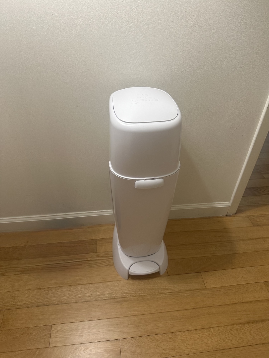 Hands-free diaper pail Genie with 4 refills and 4 carbon filters - photo 2