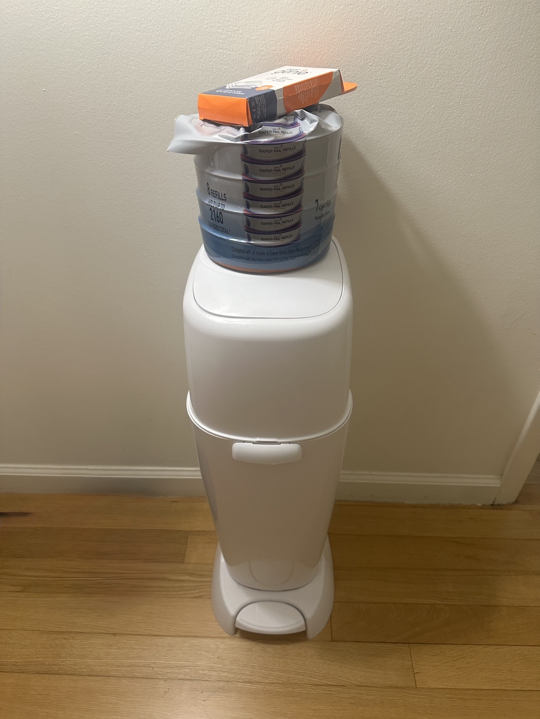 Hands-free diaper pail Genie with 4 refills and 4 carbon filters