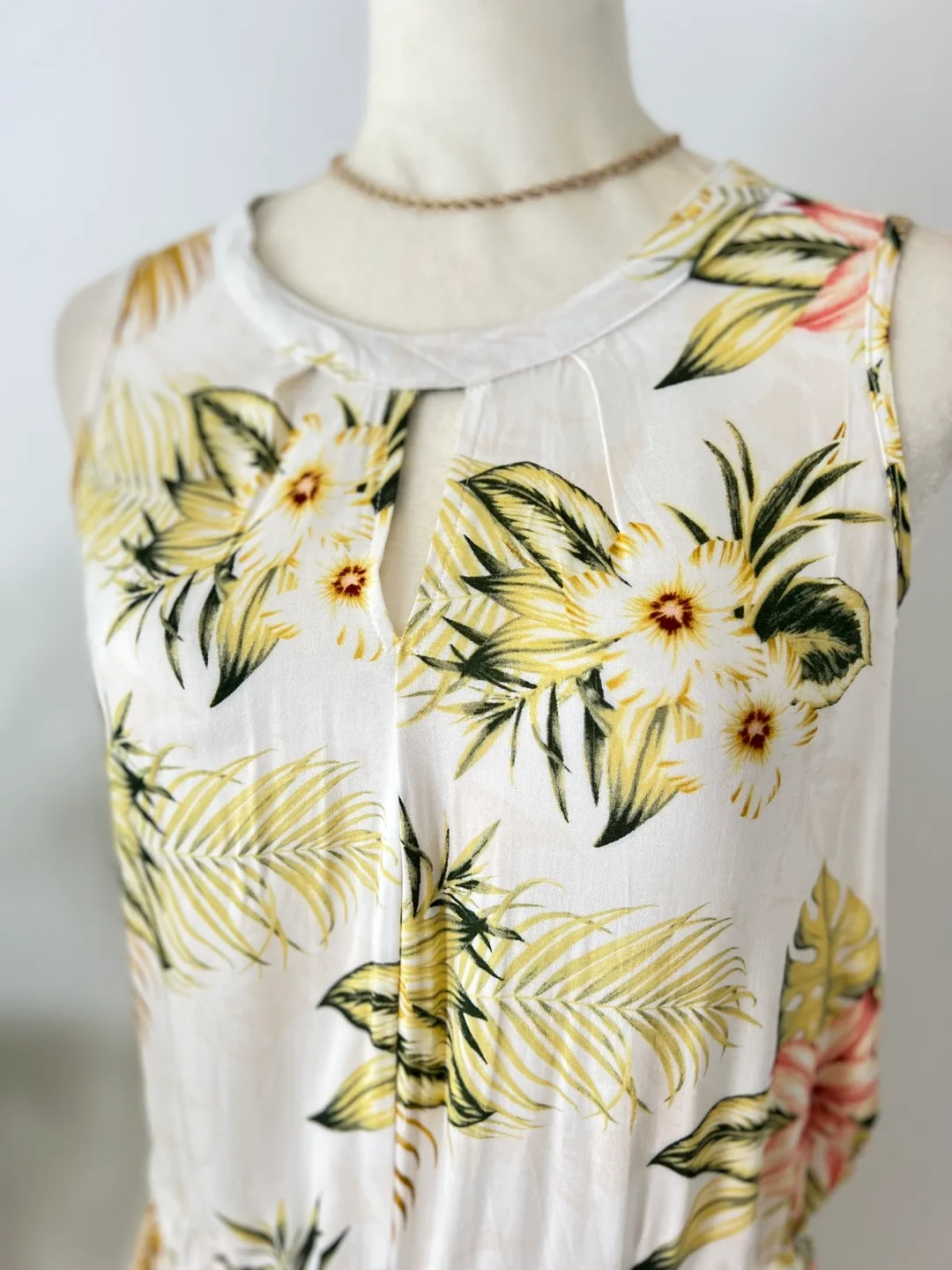 Floral maxi dress with keyhole neckline thumbnail