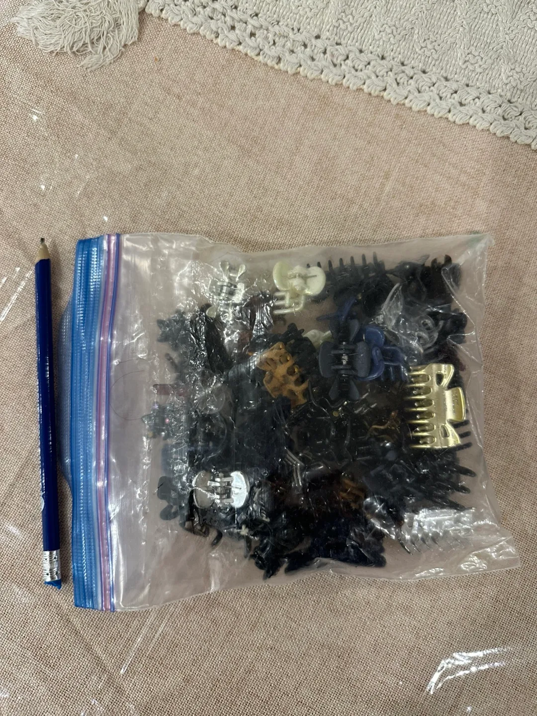 #Freecycle#Bulk lot of hair clips and claws image indicator(2)