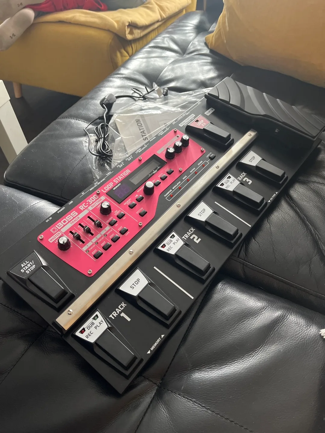 BOSS RC-300 Loop Station Pedal image indicator(2)