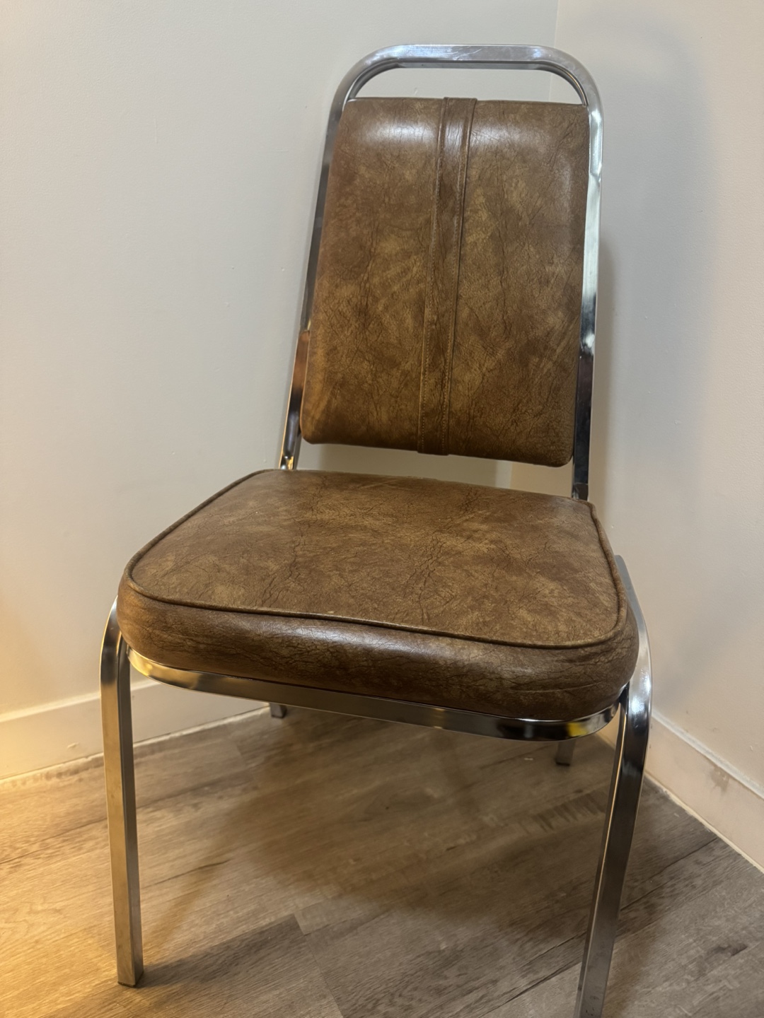Mid-Century Modern Drop-Leaf Dining Table and Four Chairs - photo 4
