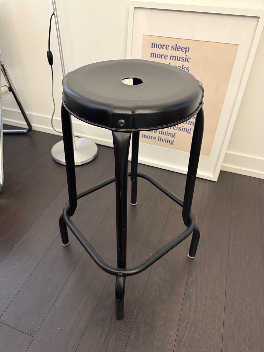 2 bar stools
