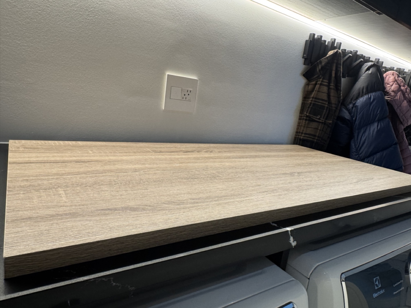 Desk - photo 3
