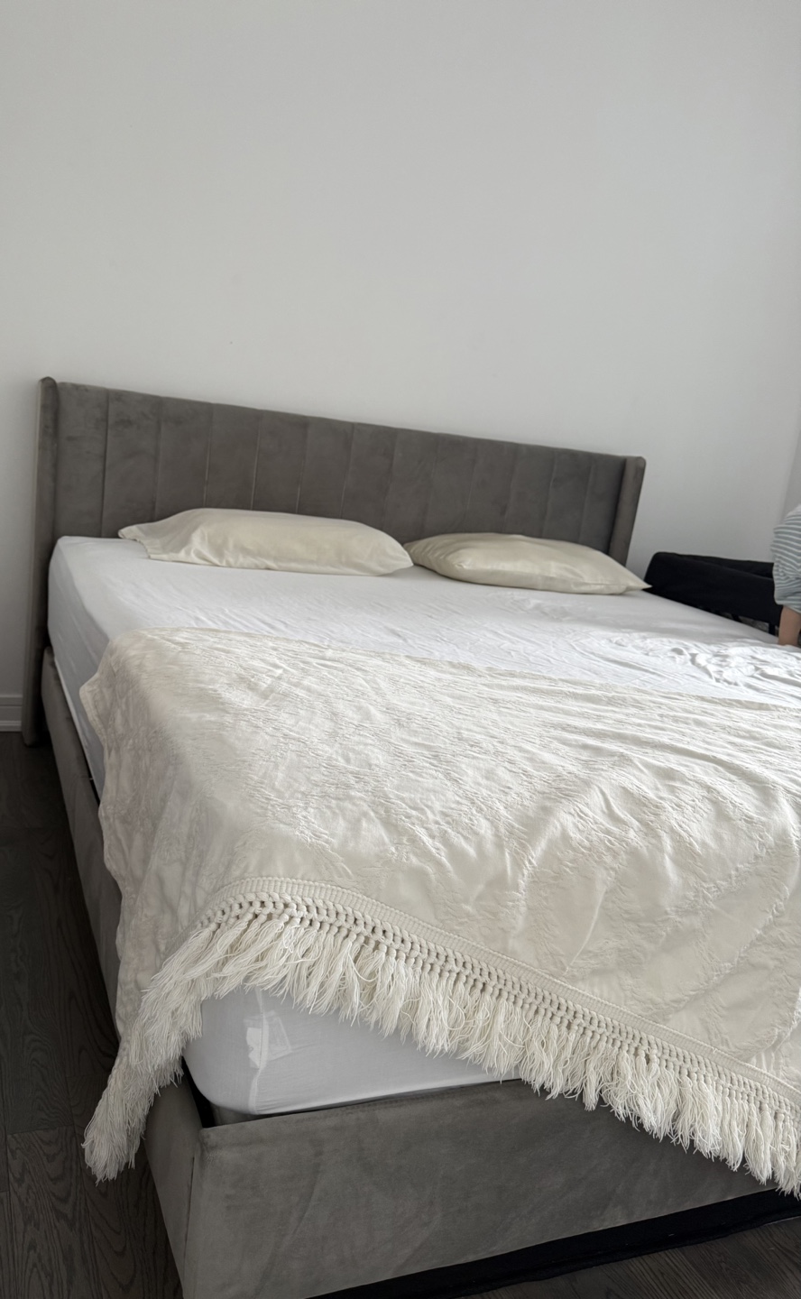 King Size Grey Velvet Bed Frame - photo 3