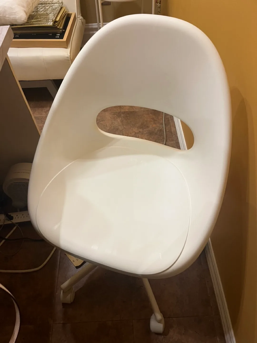 White Swivel Chair with Wheels image indicator(2)