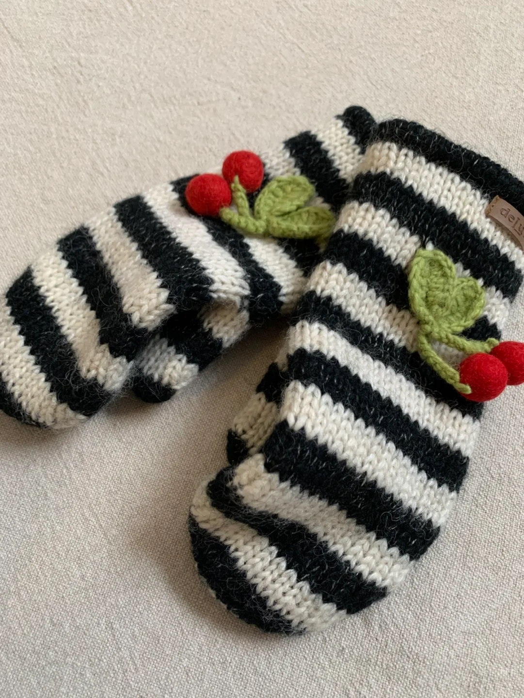 NEW 🎁 80% Wool, Fleece Lined Mittens image indicator(2)