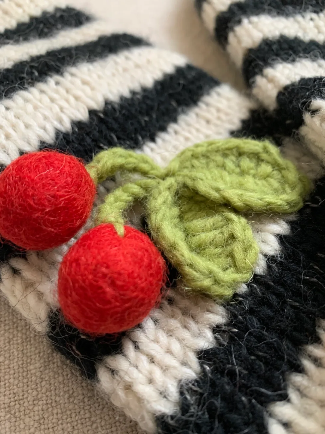 NEW 🎁 80% Wool, Fleece Lined Mittens image indicator(4)