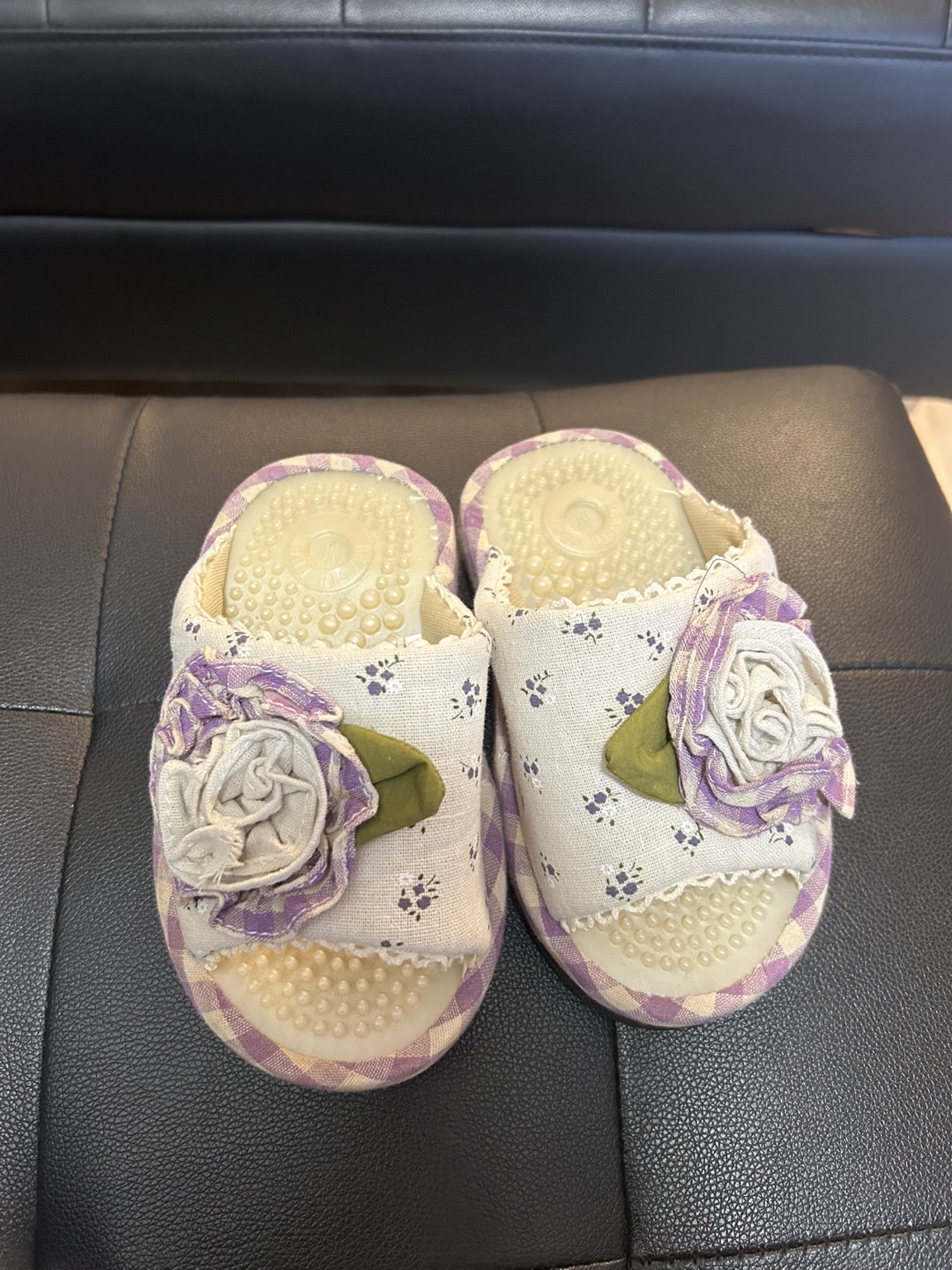 Adorable Flower Decorated Slippers