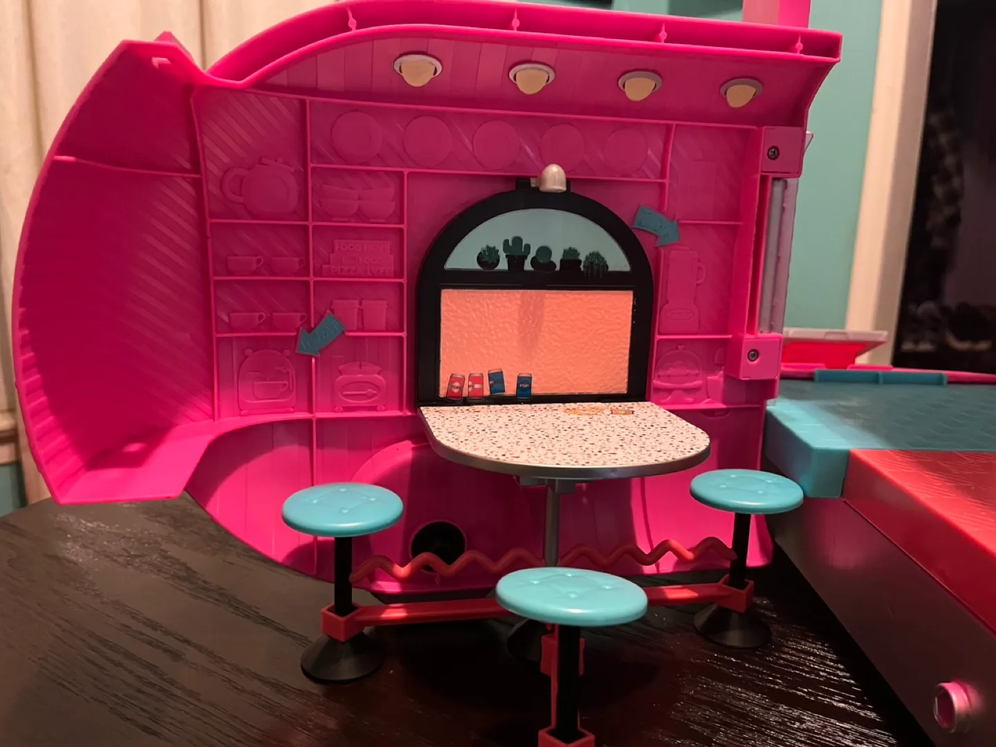 LOL Surprise OMG Camper Van Playset image indicator(4)