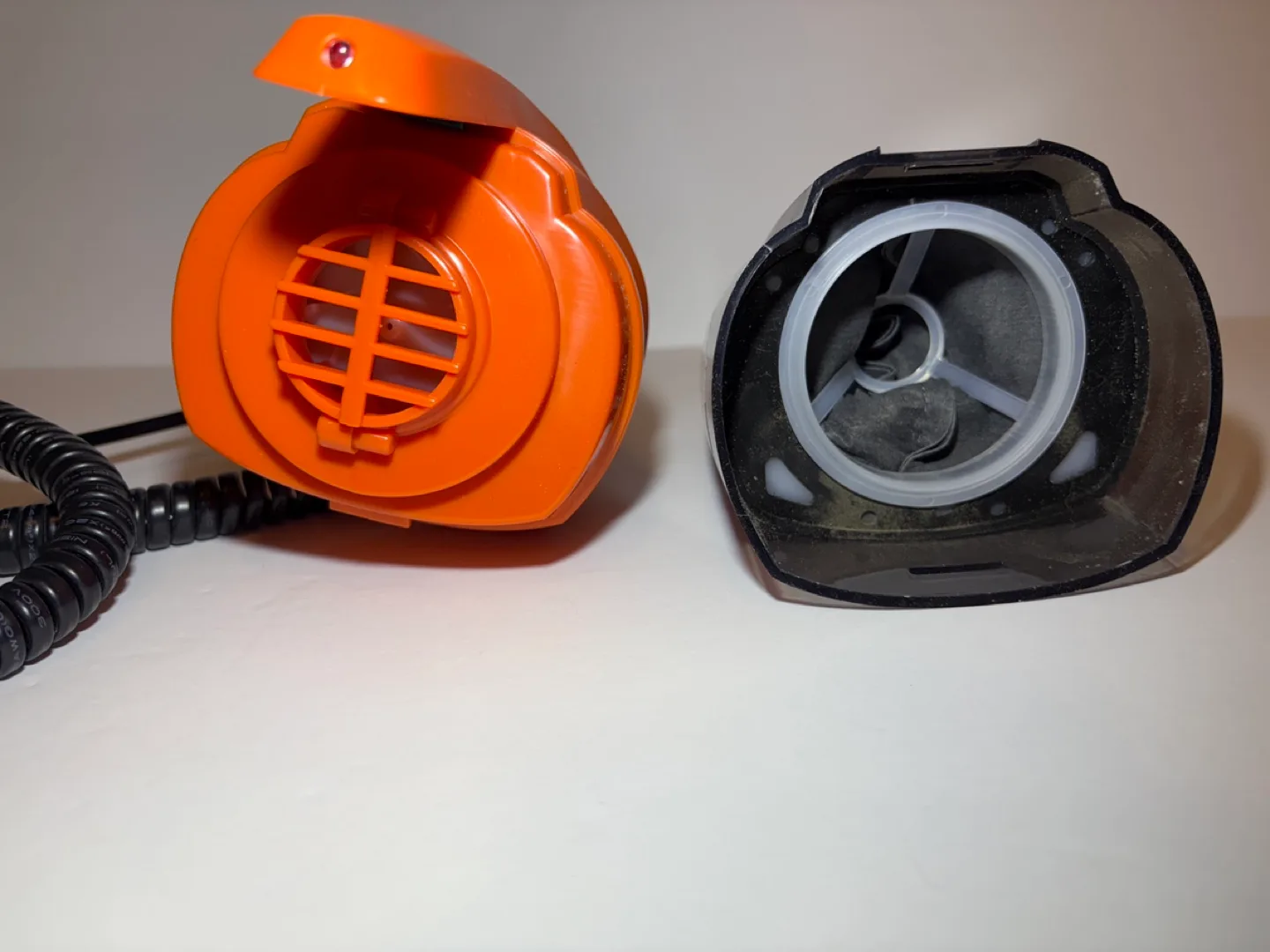 *Like new* Car Wet/ Dry Vacuum w/ Carry Bag and Reusable Filter image indicator(4)