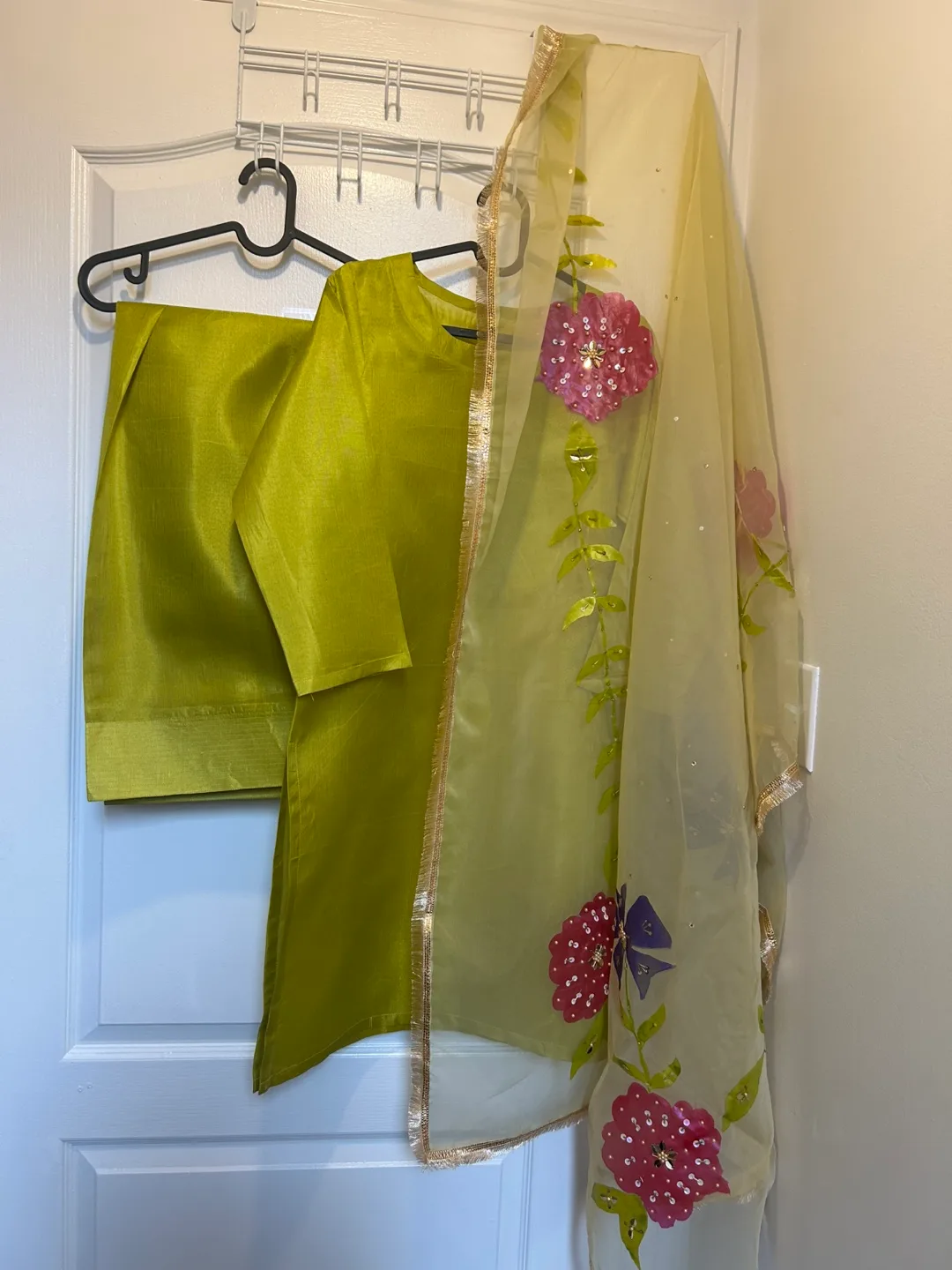Beautiful Green Pakistani 3 pcs Silk Dress thumbnail