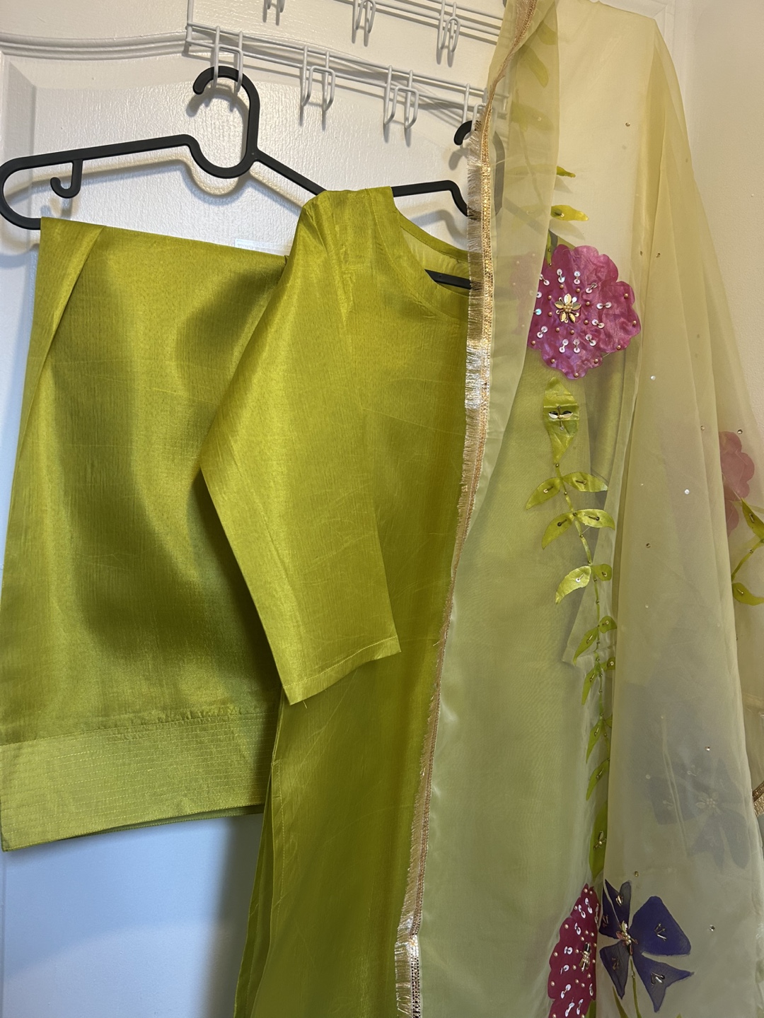 Beautiful Green Pakistani 3 pcs Silk Dress - photo 3