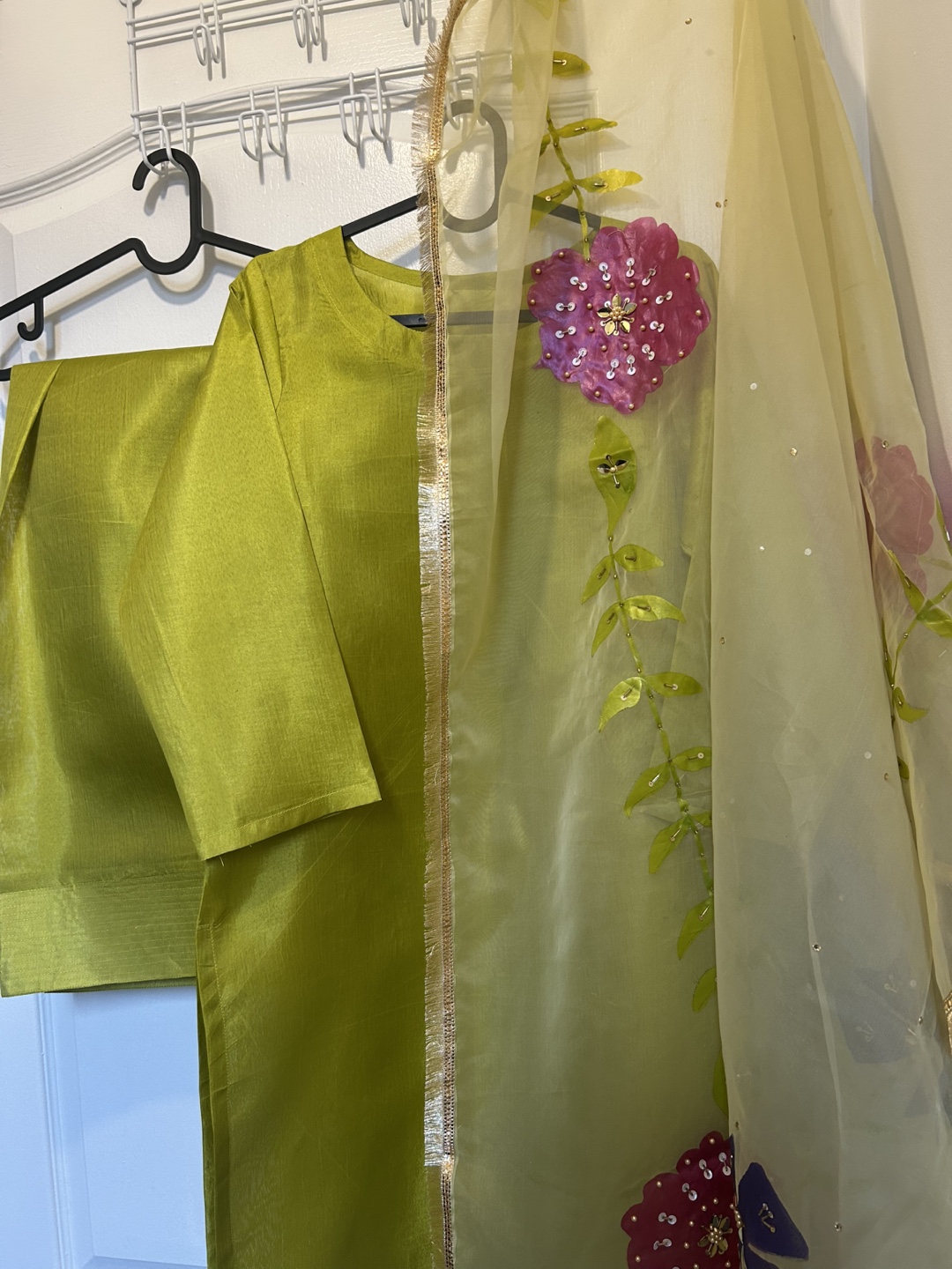 Beautiful Green Pakistani 3 pcs Silk Dress - photo 2