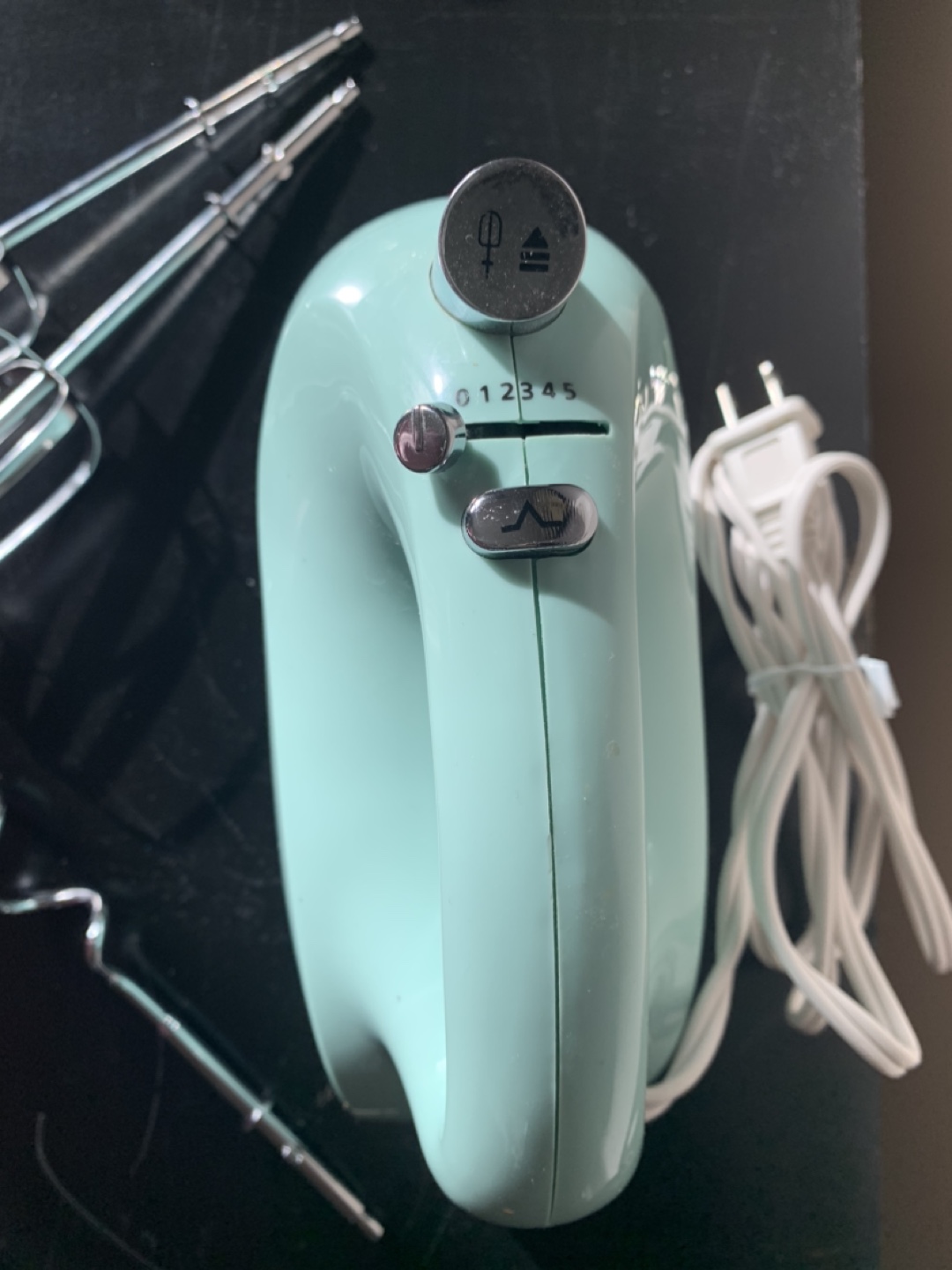 Vintage-Style Pastel Green Hand Mixer - photo 2