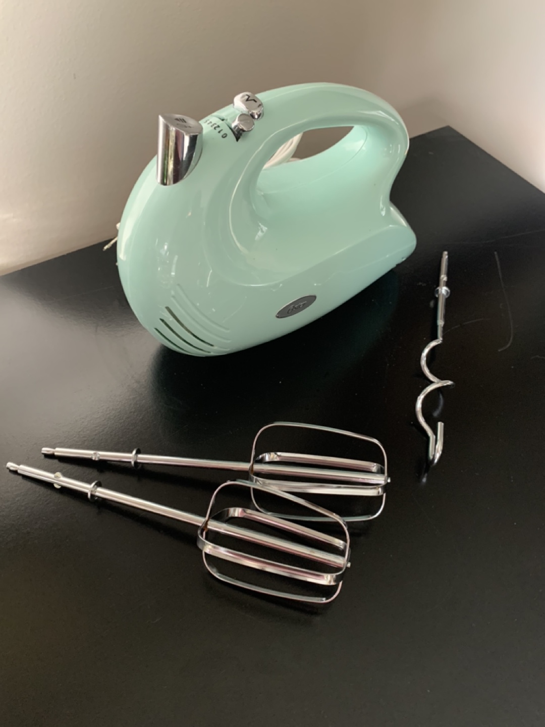 Vintage-Style Pastel Green Hand Mixer - photo 3