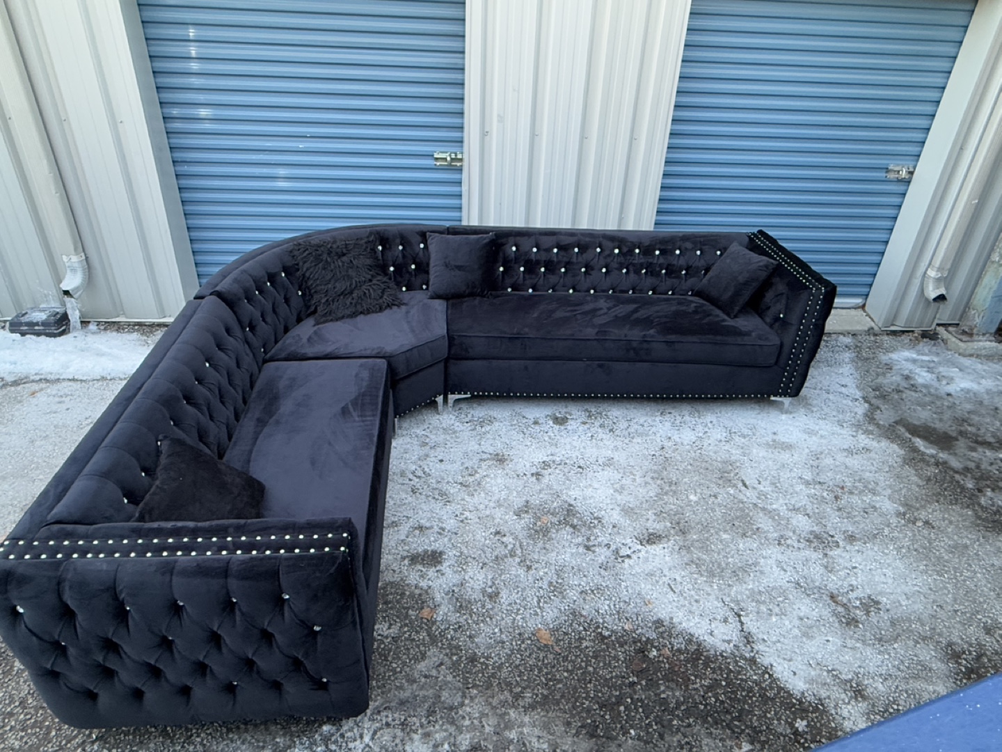 Velvet L-Shaped Sectional Sofa with Crystal Buttons - photo 2