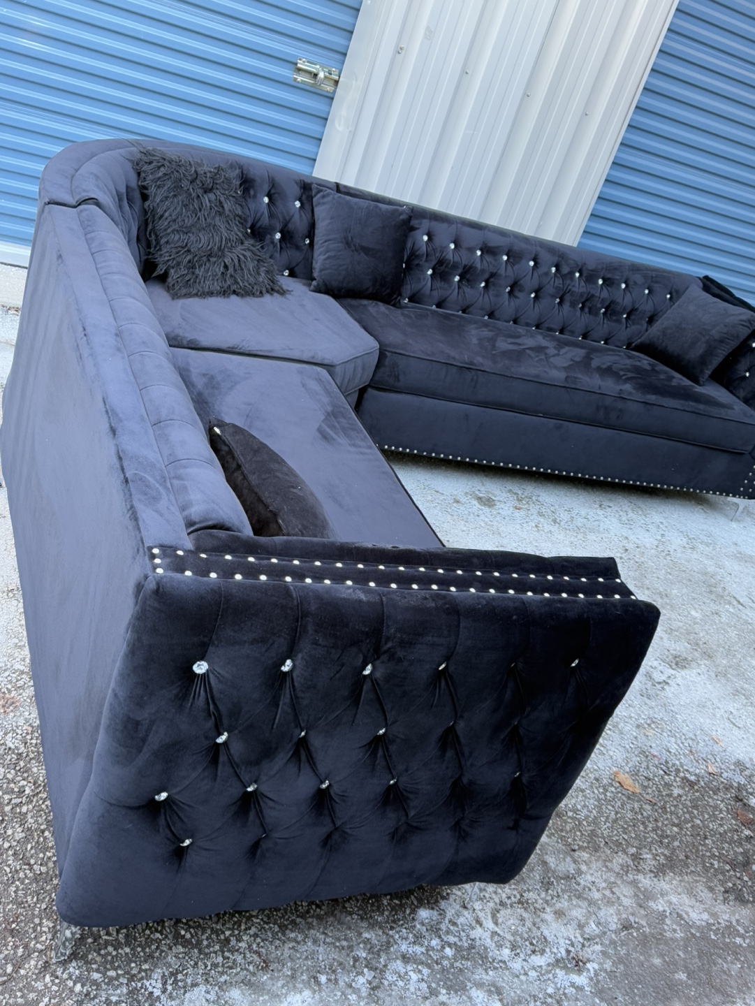 Velvet L-Shaped Sectional Sofa with Crystal Buttons