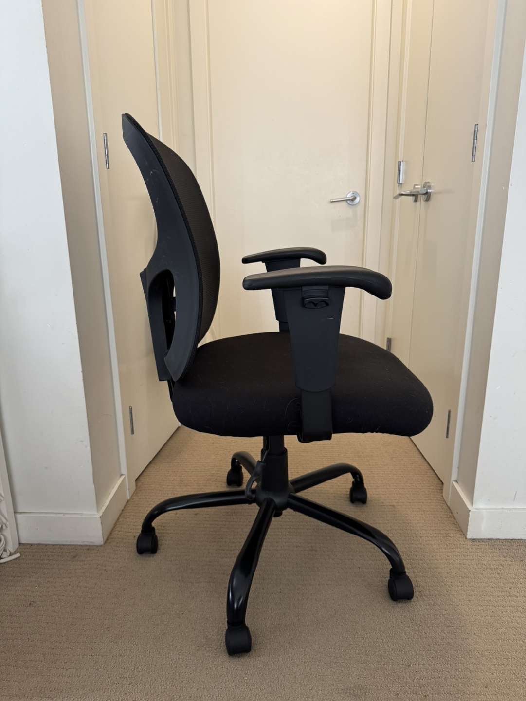 Black Mesh Office Chair - photo 2