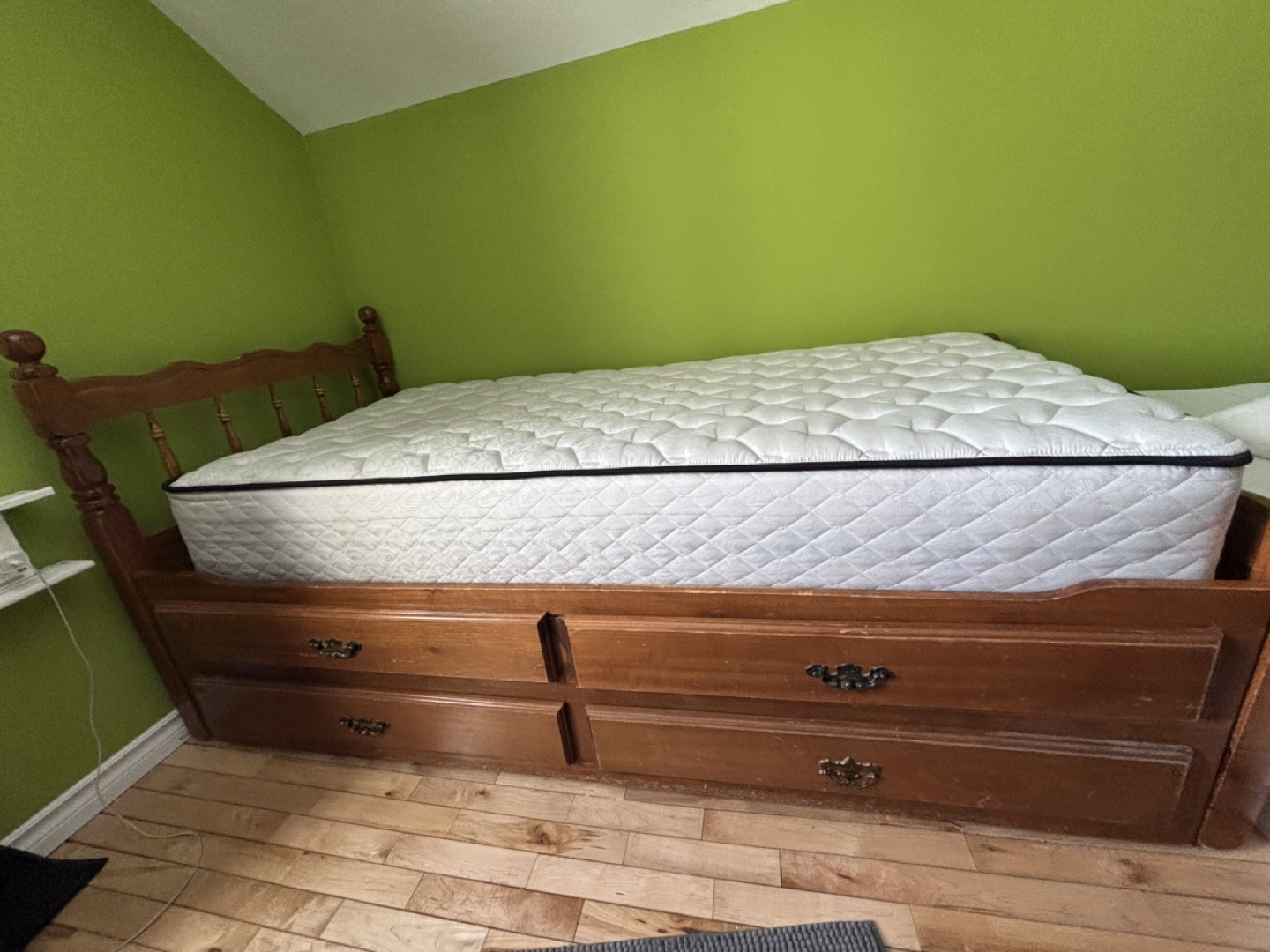 Twin-size  Captains bed frame with drawers and mattress🧡