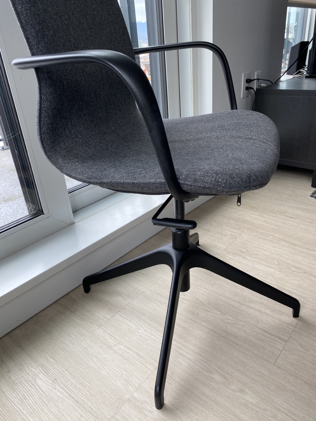Swivelling Office Chair, Grey Fabric, Black Base - photo 3