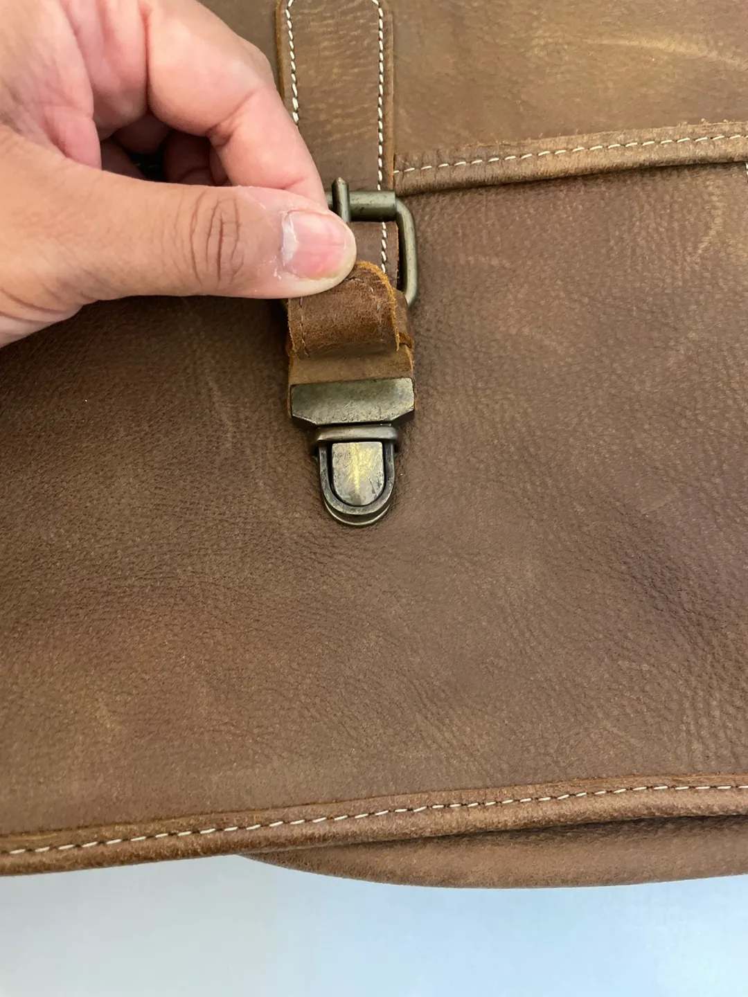 Roots Leather Messenger Bag laptop bag image indicator(5)