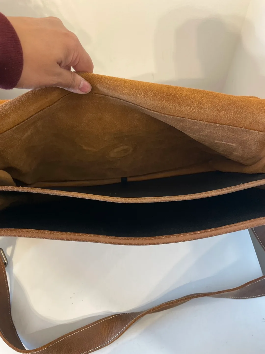 Roots Leather Messenger Bag laptop bag image indicator(7)