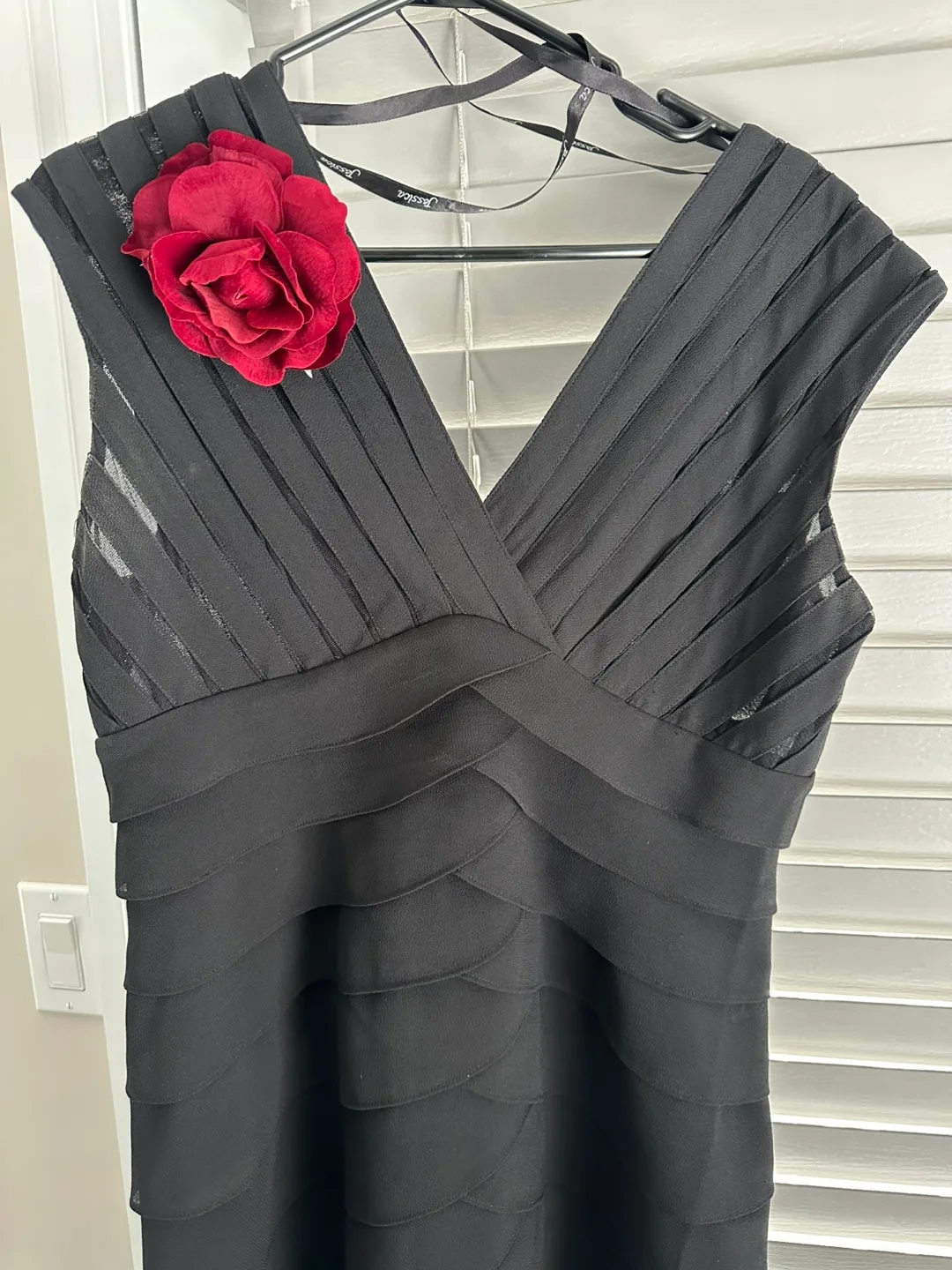 Ladies' short black dress, worn only once! image indicator(2)