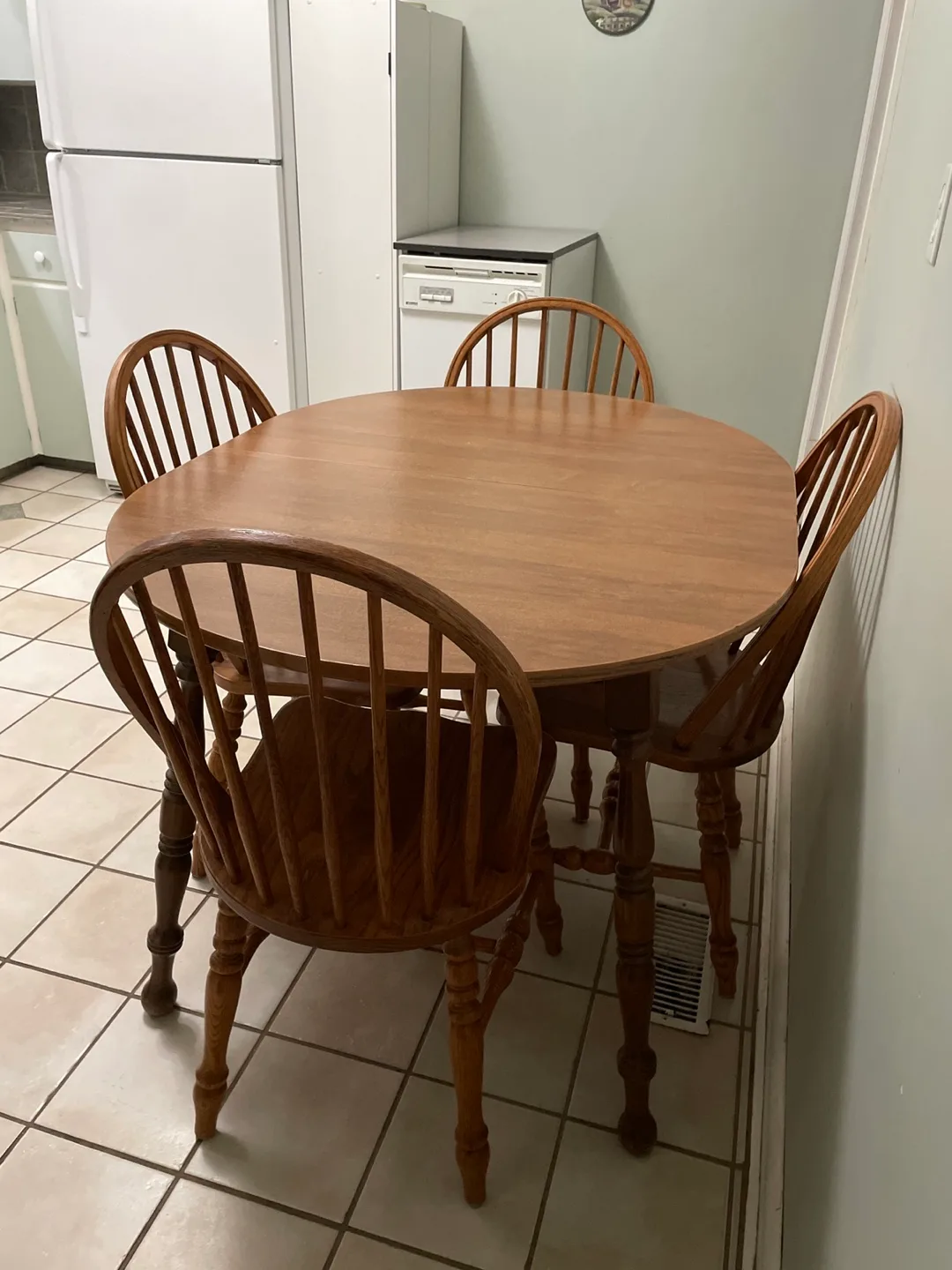 Kitchen table & 4 chairs image indicator(2)