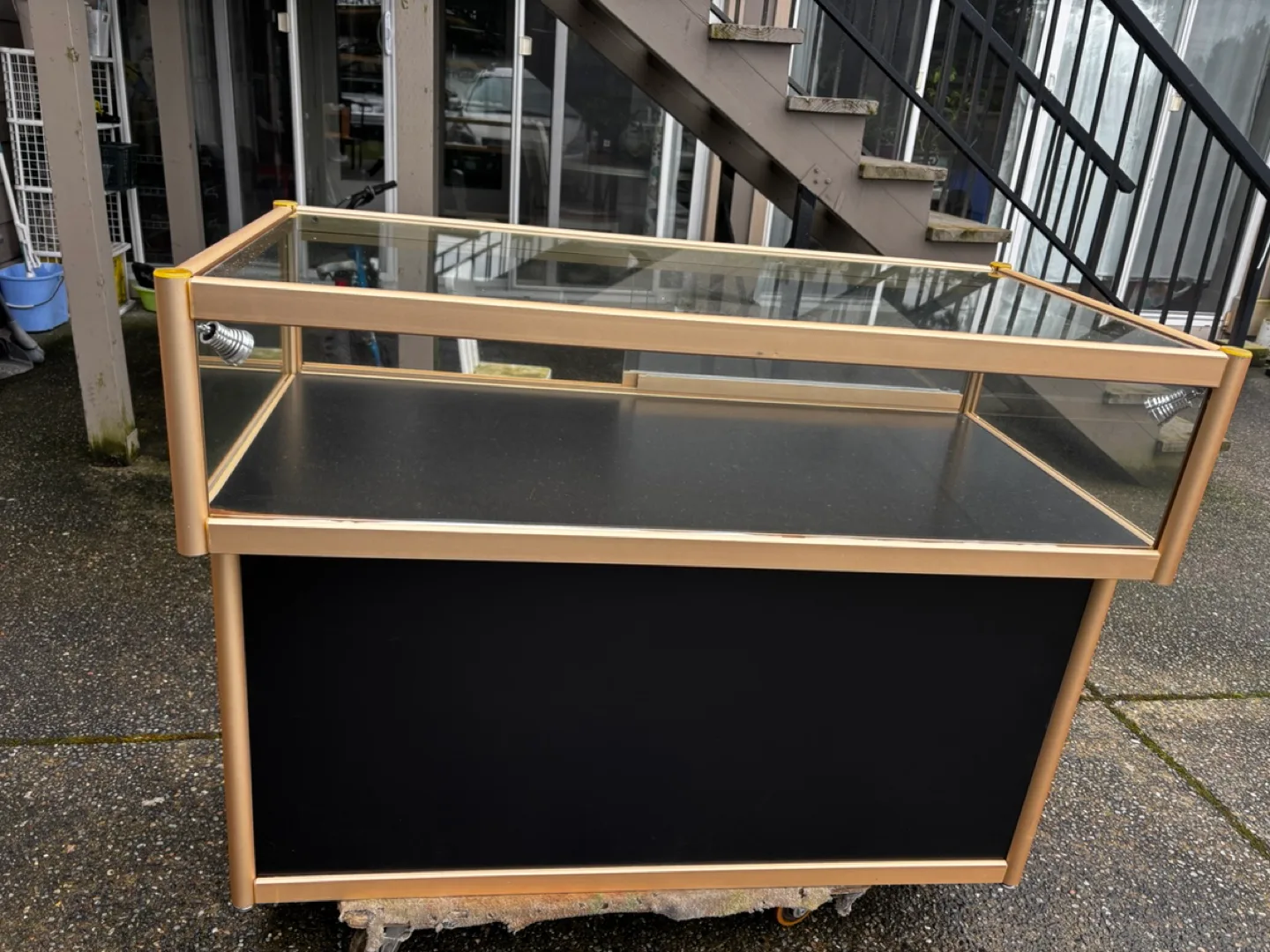 Gold framed glass display counter image indicator(3)