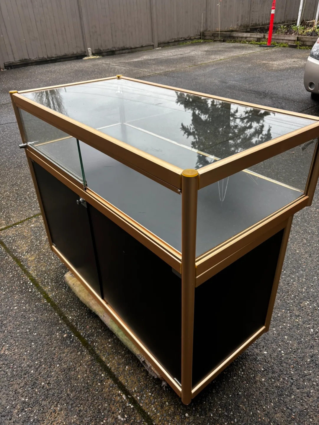 Gold framed glass display counter image indicator(2)