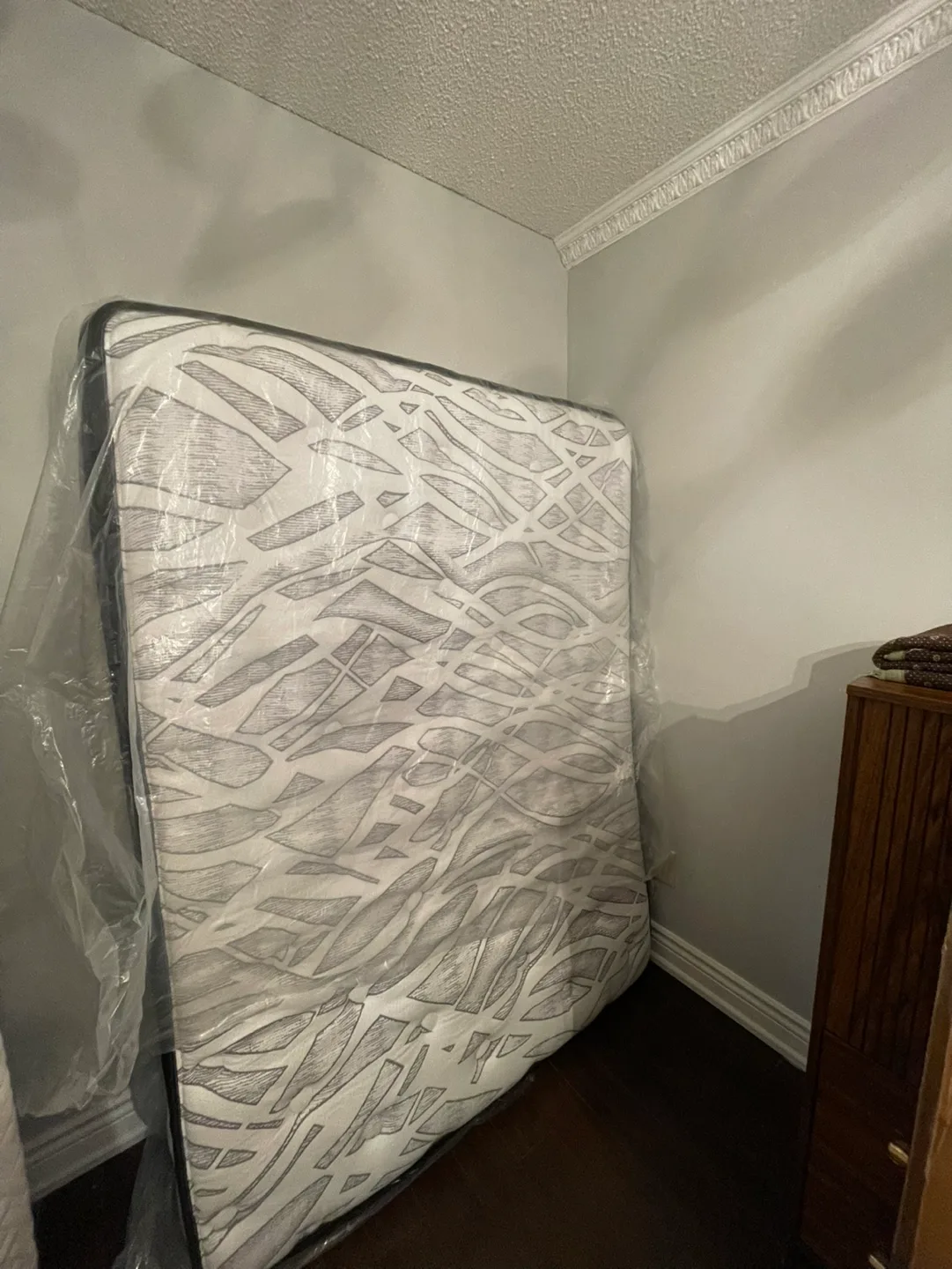 Full size Mattress + box spring - Barely used image indicator(2)