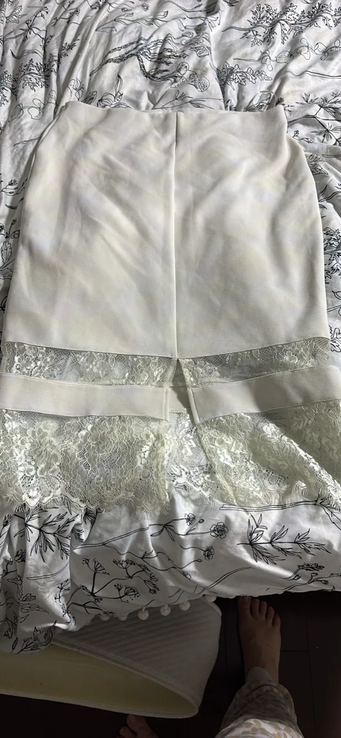 Brand new White TOPSHOP  Skirt Size 8 beautiful lace detailing image indicator(2)