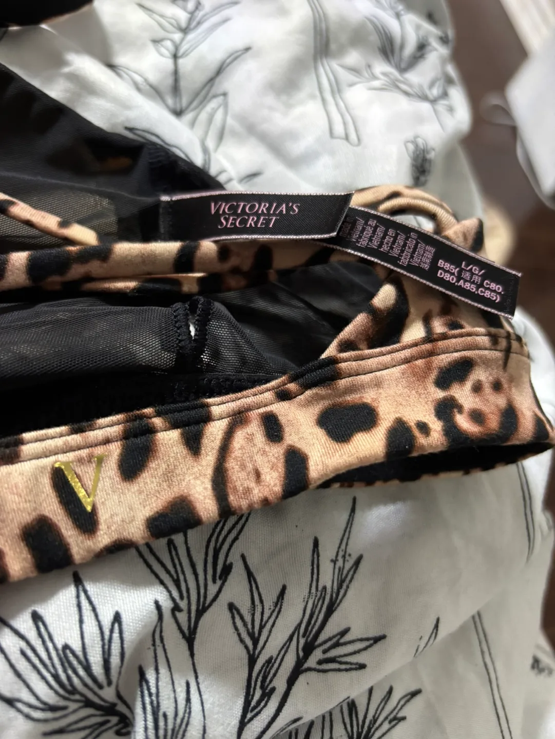 Like NEW Lrg Victoria's Secret Leopard Print sexy Sports Bra image indicator(3)