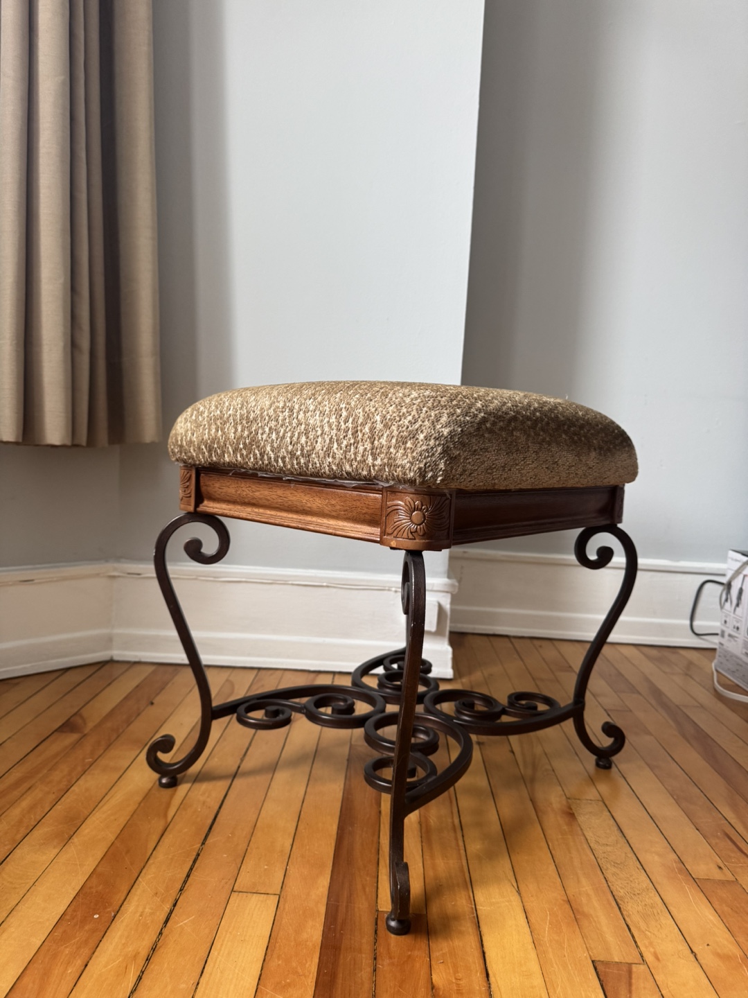 Elegant Vanity Stool with Ornate Metal Legs - photo 2
