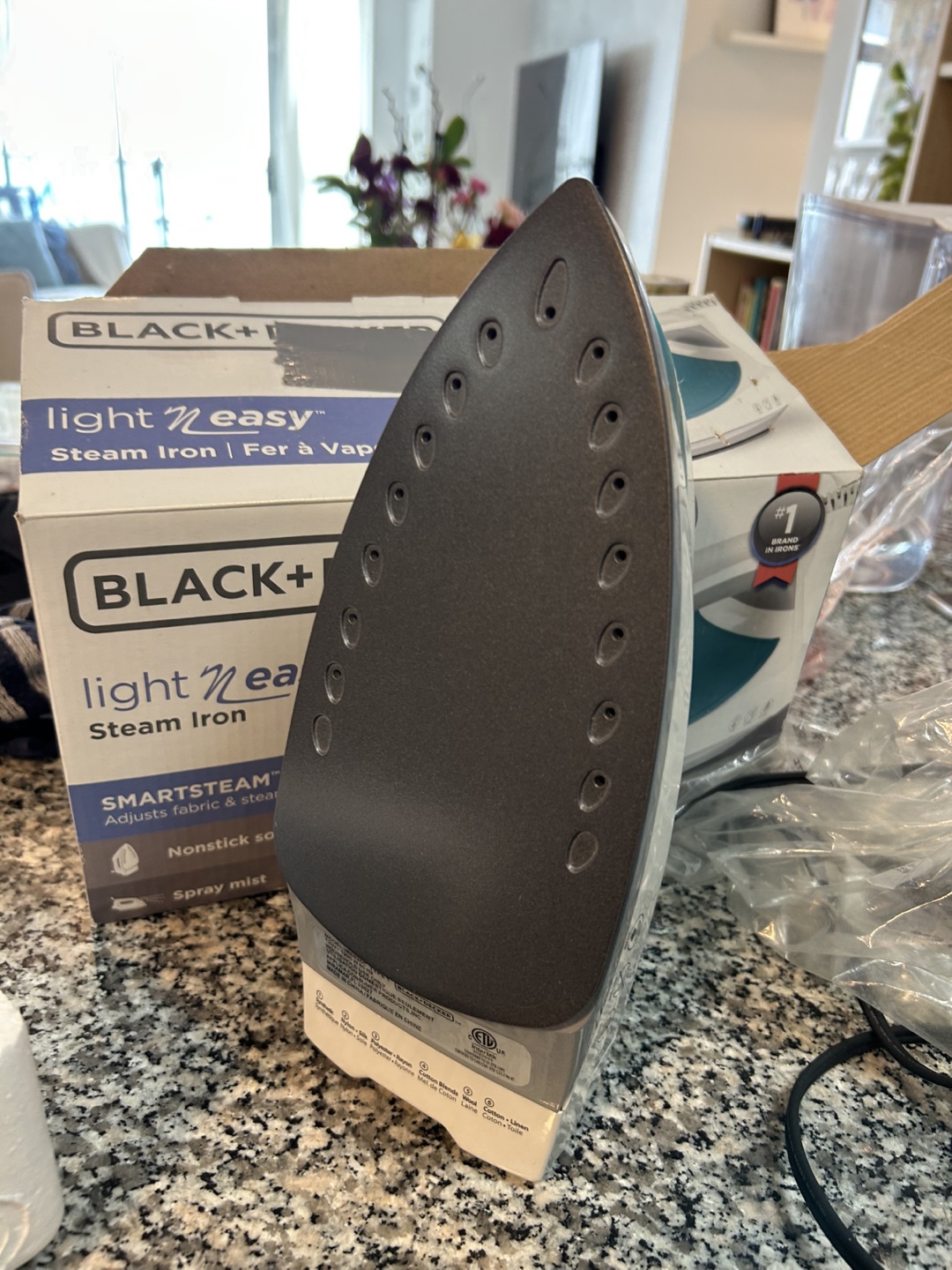 Black+Decker Light n Easy Steam Iron - New in Box - photo 2