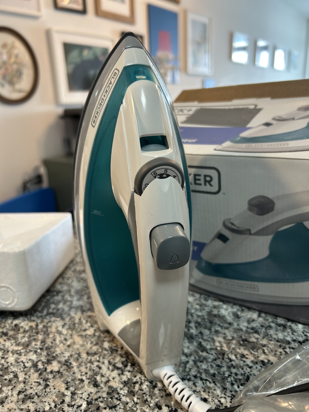 Black+Decker Light n Easy Steam Iron - New in Box - photo 4